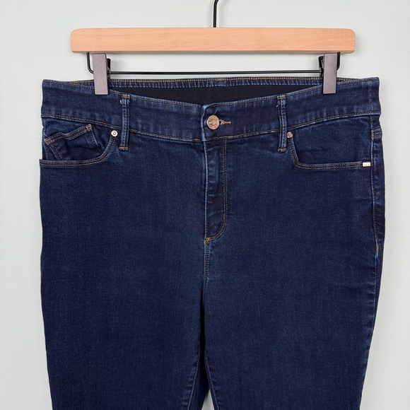 Chico’s Secret Stretch Smoothing Jeans Dark Wash Denim Classic Size 12 - Picture 3 of 8